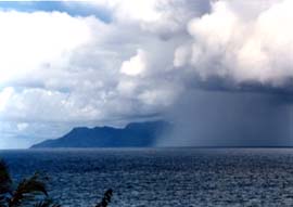 シルエット島に降る雨